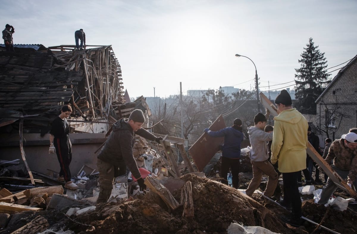 Dobrovolníci odklízejí následky silvestrovského ruského útoku na Kyjev