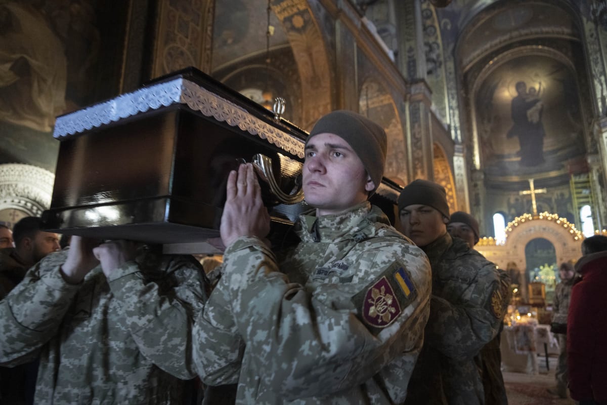 Ukrajinští vojáci nesou rakev se svým spolubojovníkem Volodomyrem Ježovem. Ježov, který padl v bojíc s Rusy, byl známým ukrajinským vývojářem počítačových her