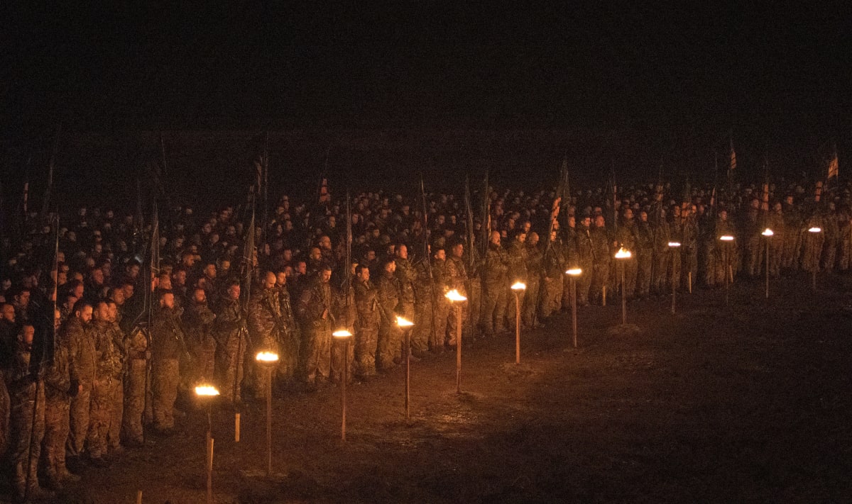 Bojovníci pluku Azov provádějí tradiční vikingský rituál k uctění památky svých padlých spolubojovníků