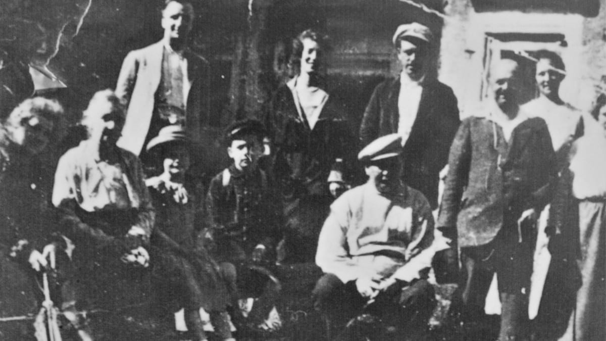 Jedna z mála dochovaných fotek s Jaroslavem Haškem na Lipnici. Hašek sedí v dolní řadě uprostřed.