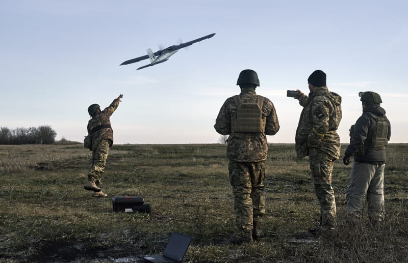 Ukrajinští vojáci vypouští dron nedaleko Bachmutu v Doněcké oblasti.
