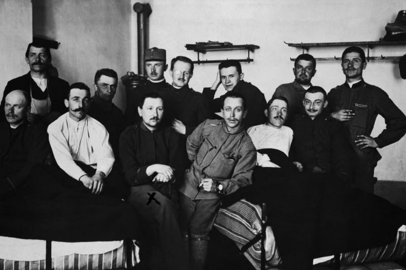 Jaroslav Hašek (třetí zleva sedící, opět s křížkem na noze) s vojáky v budějovické nemocnici