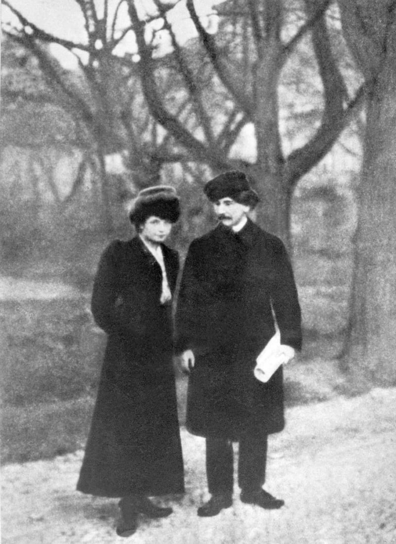 Jaroslav Hašek se svou první manželkou Jarmilou v parku na pražském Karlově náměstí.