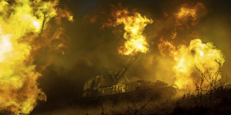 Ukrajinský samohybná houfnice pálí na ruské pozice na frontové linii v Charkovské oblasti