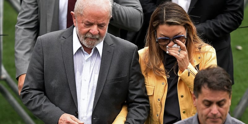 K rakvi s tělem Pelého dorazil i brazilský prezident Luiz Inácio Lula da Silva.