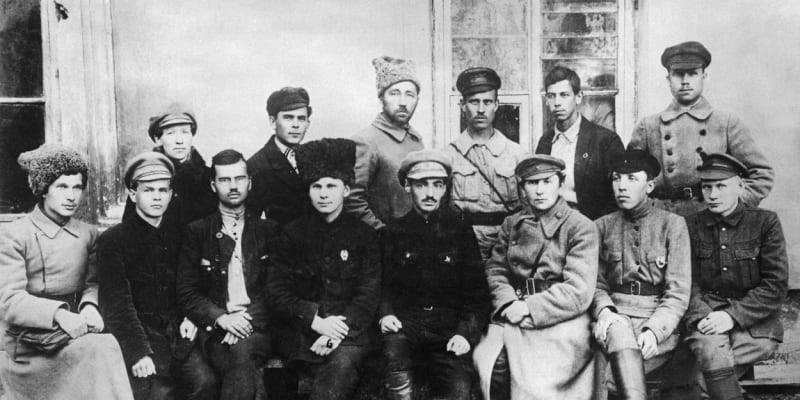 Hašek (sedící třetí zprava) ve skupině rudých komisařů.