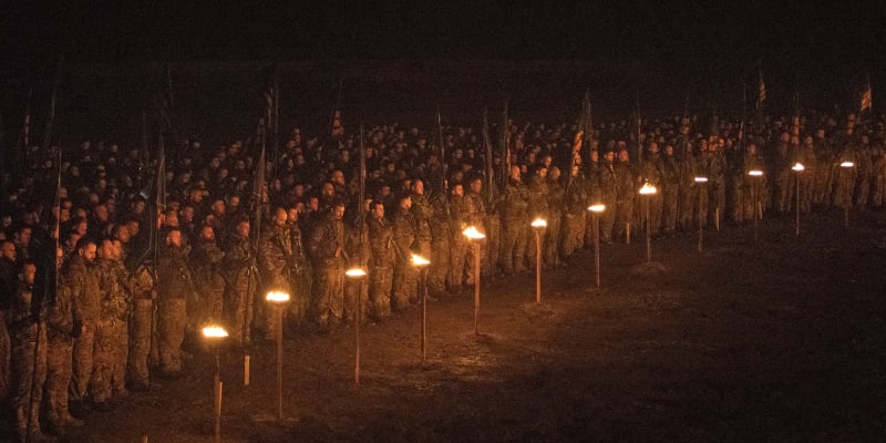 Bojovníci pluku Azov provádějí tradiční vikingský rituál k uctění památky svých padlých spolubojovníků