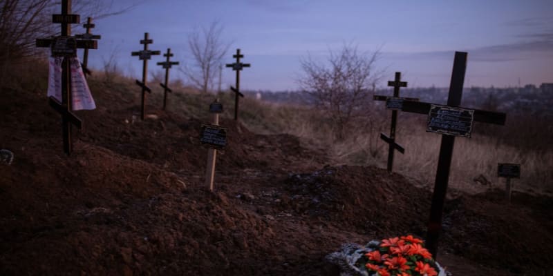 Hřbitov ve městě Bachmut, na kterém od léta přibylo desítky nových hrobů