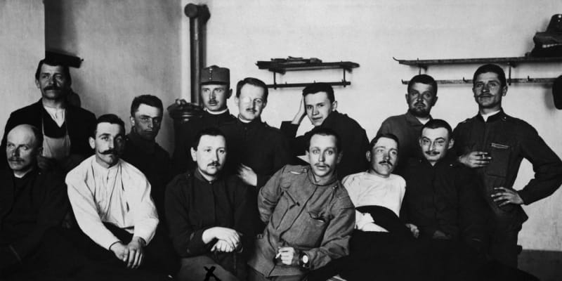 Jaroslav Hašek (třetí zleva sedící, opět s křížkem na noze) s vojáky v budějovické nemocnici