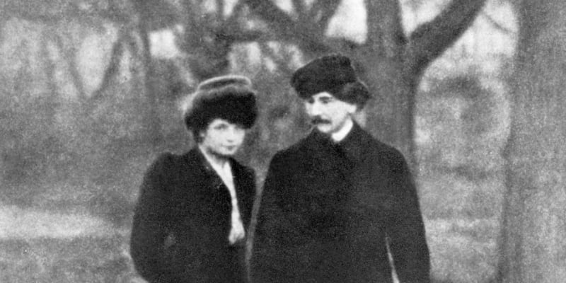 Jaroslav Hašek se svou první manželkou Jarmilou v parku na pražském Karlově náměstí