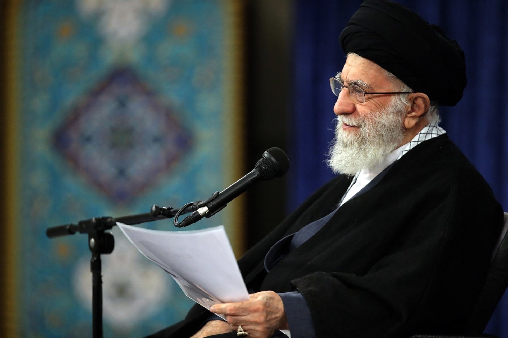 Alí Chameneí udělil milost desítkám tisíc vězňů.