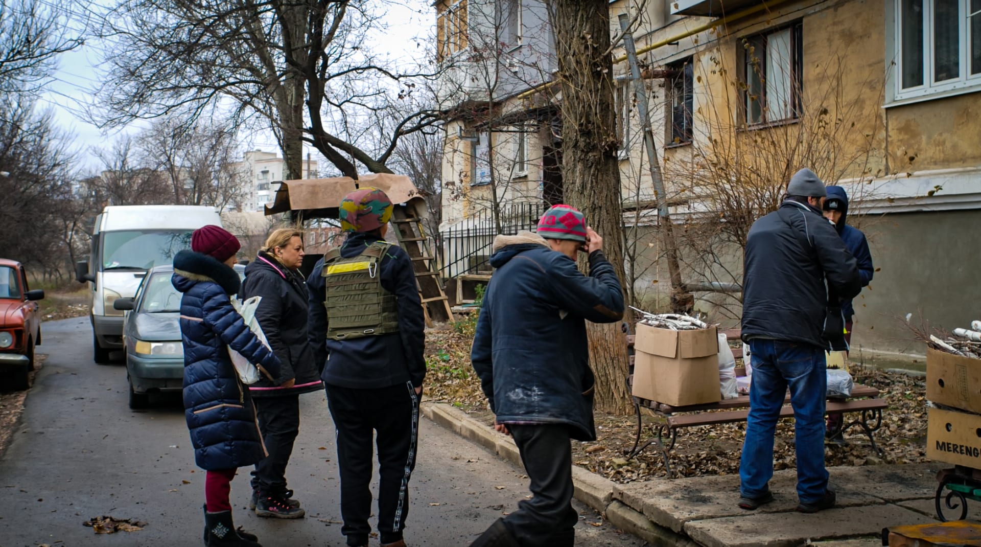 Čeští humanitární dobrovolníci navštívili válkou zkoušenou ukrajinskou obec Bachmut. Vojákům i civilistům přivezli potraviny, zdravotnické potřeby a další zásoby.