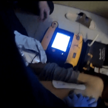 Policisté muži „nastartovali“ srdce přenosným defibrilátorem