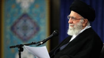Íránský vůdce Chameneí udělil milost desítkám tisíc vězňů. Měl několik podmínek