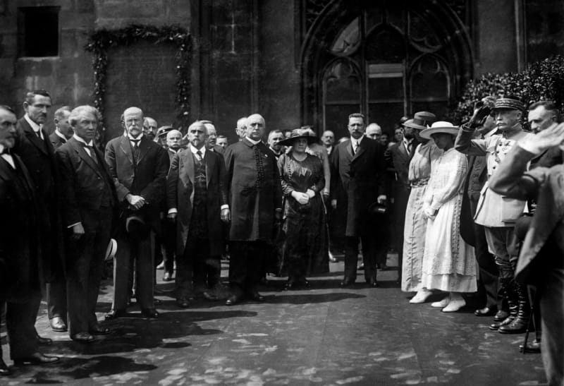 Alois Rašín a prezident Masaryk před Staroměstskou radnicí,  1922