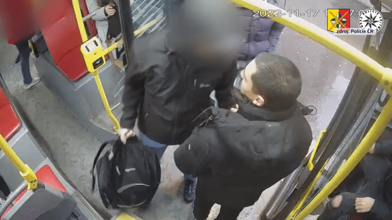 Muž začal cestujícímu v autobusu nadávat, po vystoupení ho zkopal.