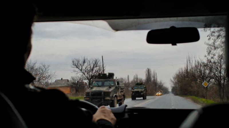 Čeští humanitární dobrovolníci navštívili válkou zkoušenou ukrajinskou obec Bachmut. Vojákům i civilistům přivezli potraviny, zdravotnické potřeby a další zásoby.