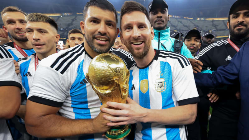Zákulisí oslav Argentiny: Messi málem zničil VIP fanouškovi záda a zvedal padělek trofeje