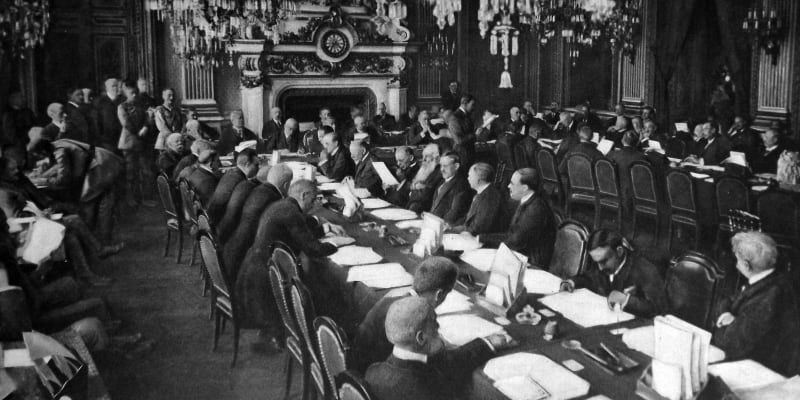 Versailleská smlouva z roku 1919 byla podle historika Andreje Zubova svým způsobem omyl.