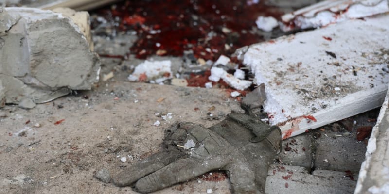 Následky palby ukrajinských dělostřelců na Doněck. Při salvě mělo několik lidí zemřít a zranění utrpěl exšéf Roskosmosu Dmitrij Rogozin.