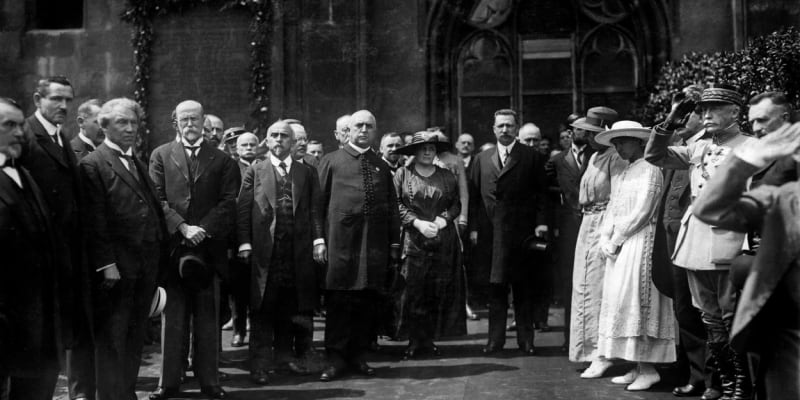 Alois Rašín a prezident Masaryk před Staroměstskou radnicí,  1922