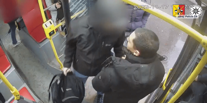 Muž začal cestujícímu v autobusu nadávat, po vystoupení ho zkopal.
