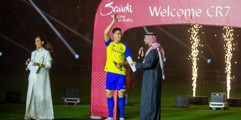 Ronaldo děkuje fanouškům an-Nasru za vřelé přivítání.