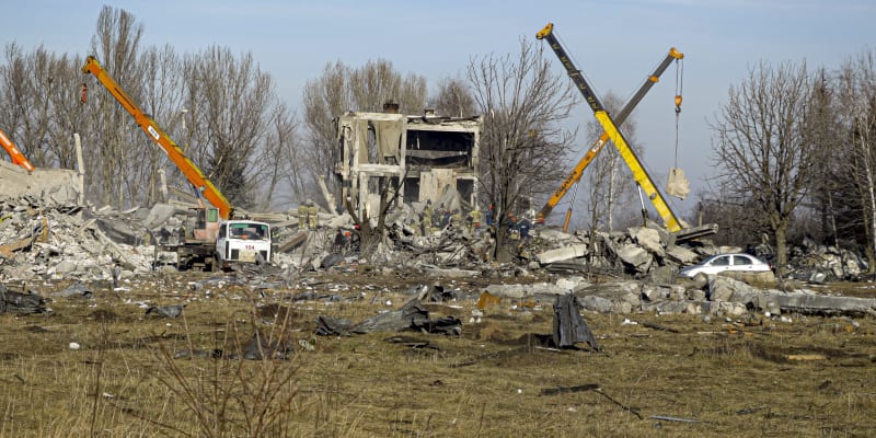 Moskva uvedla, že při novoročním ukrajinském útoku v Makijivce zemřelo 89 vojáků. 