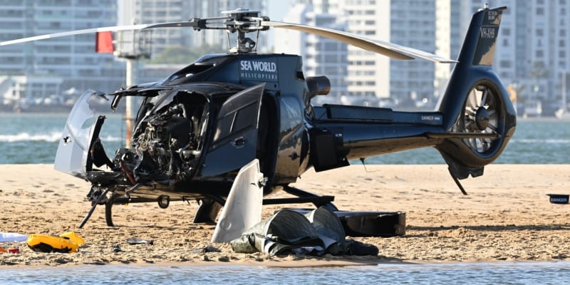 Zničená helikoptéra po srážce dvou vrtulníků v Austrálii.