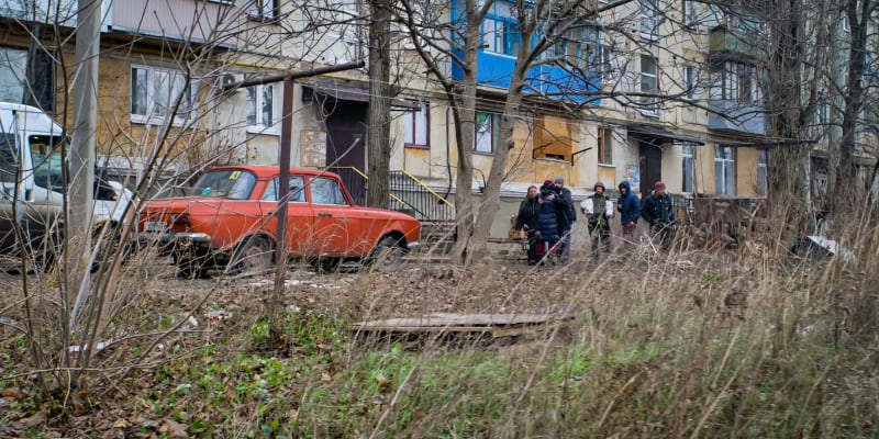 Ukrajinští civilisté mají tuhý kořínek, přežívají ve sklepech.
