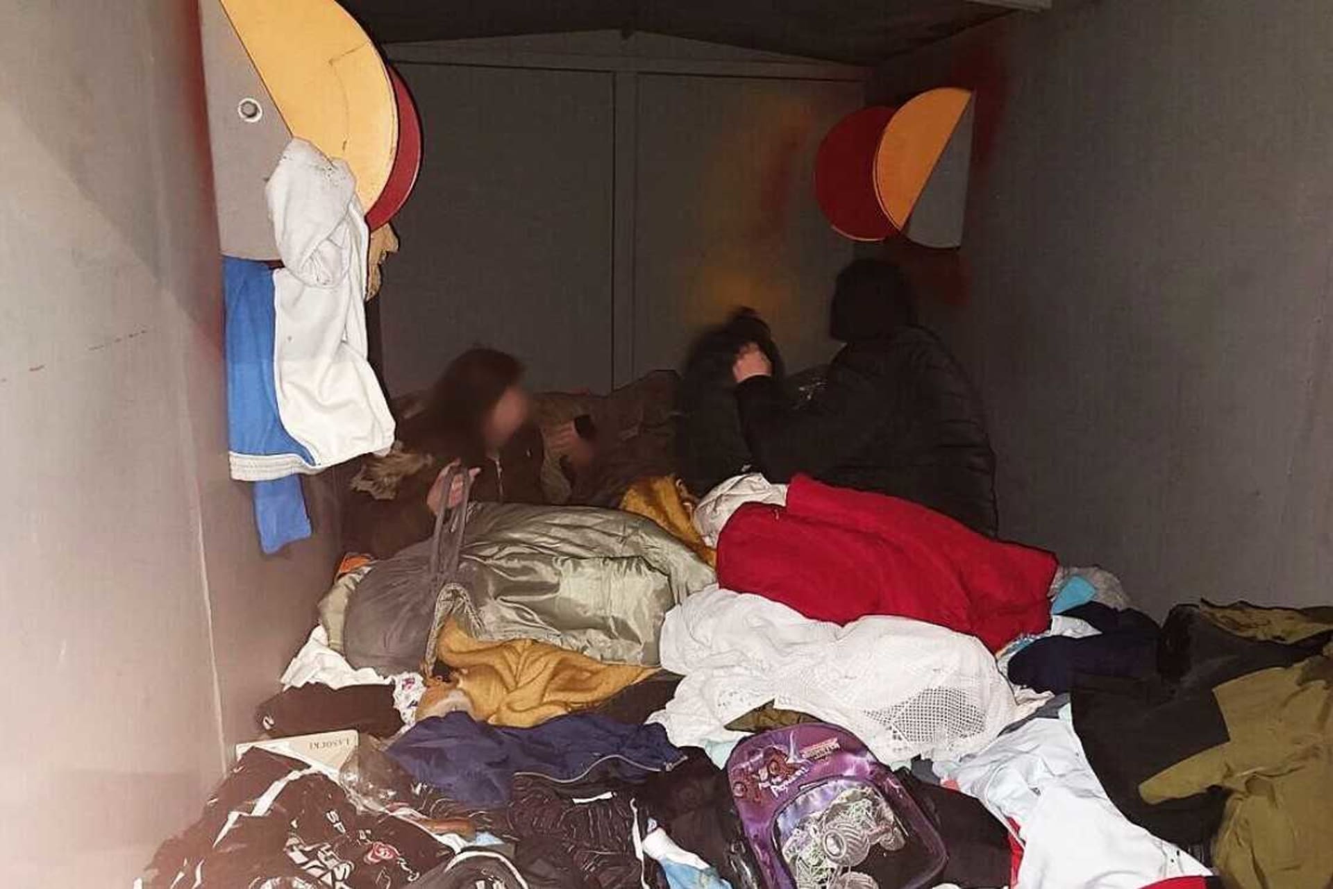 Z kontejneru charity si udělalo příbytek několik bezdomovců.