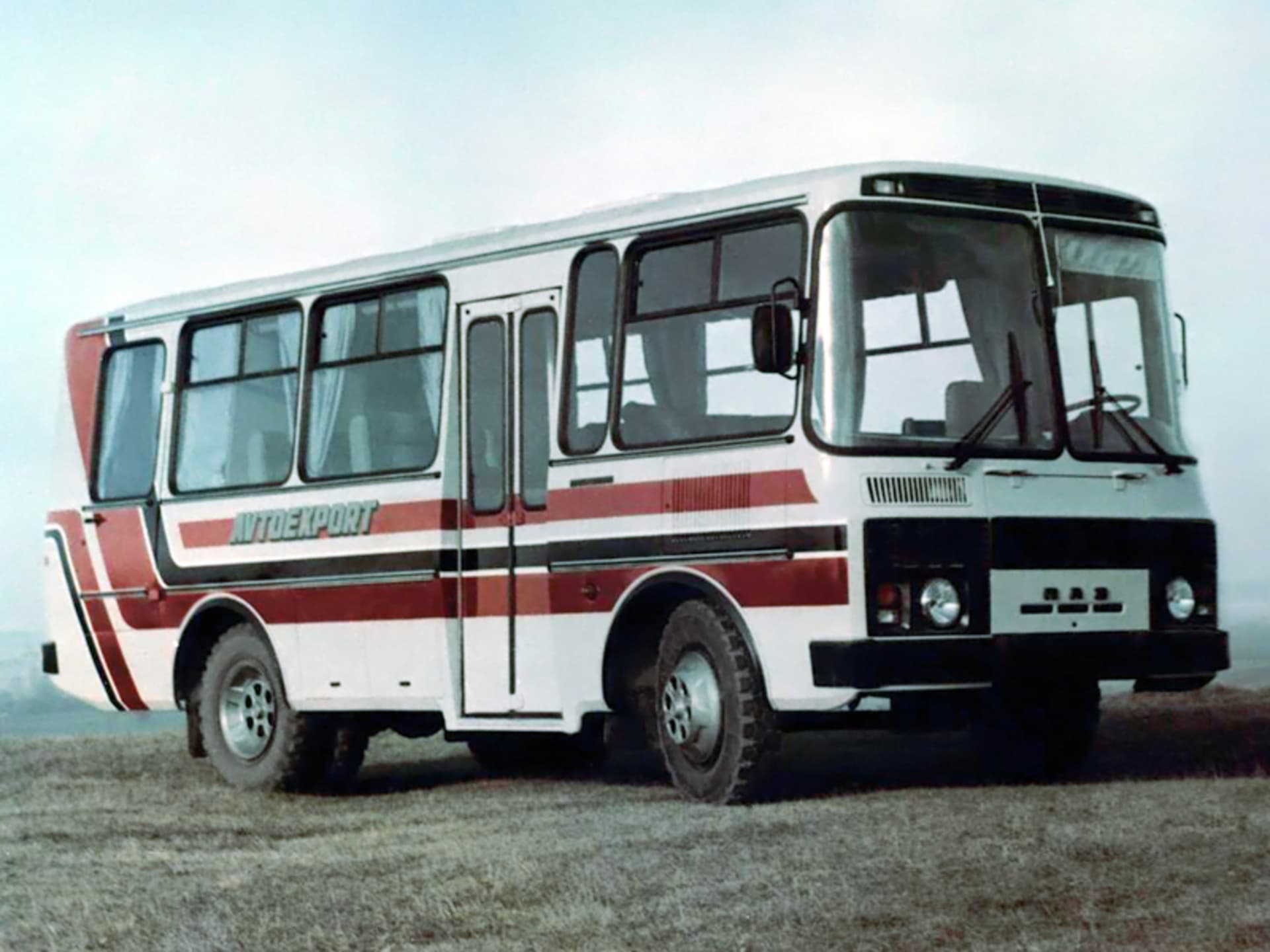 Autobus PAZ 523 se v Rusku vyrábí už od roku 1967. Má obvykle benzinový motor V8.
