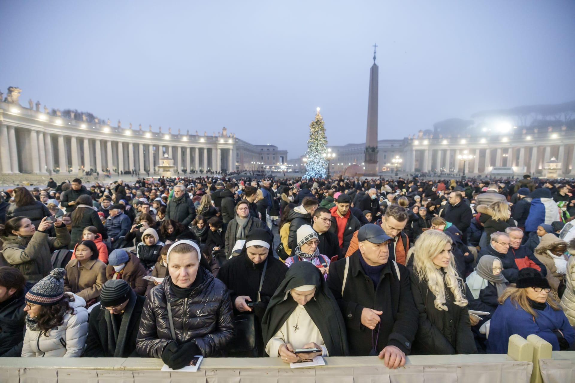Na zahájení pohřbu bývalého papeže Benedikta XVI. čekají tisíce lidí.