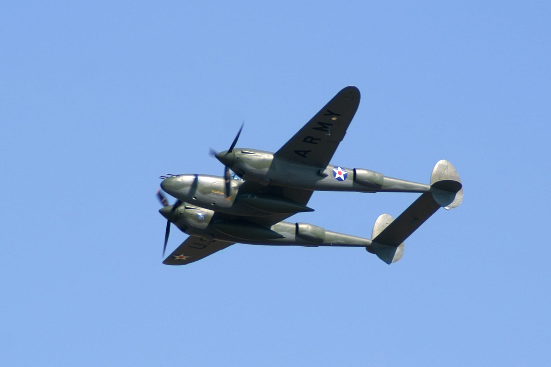 Letadlo P-38 z druhé světové války.
