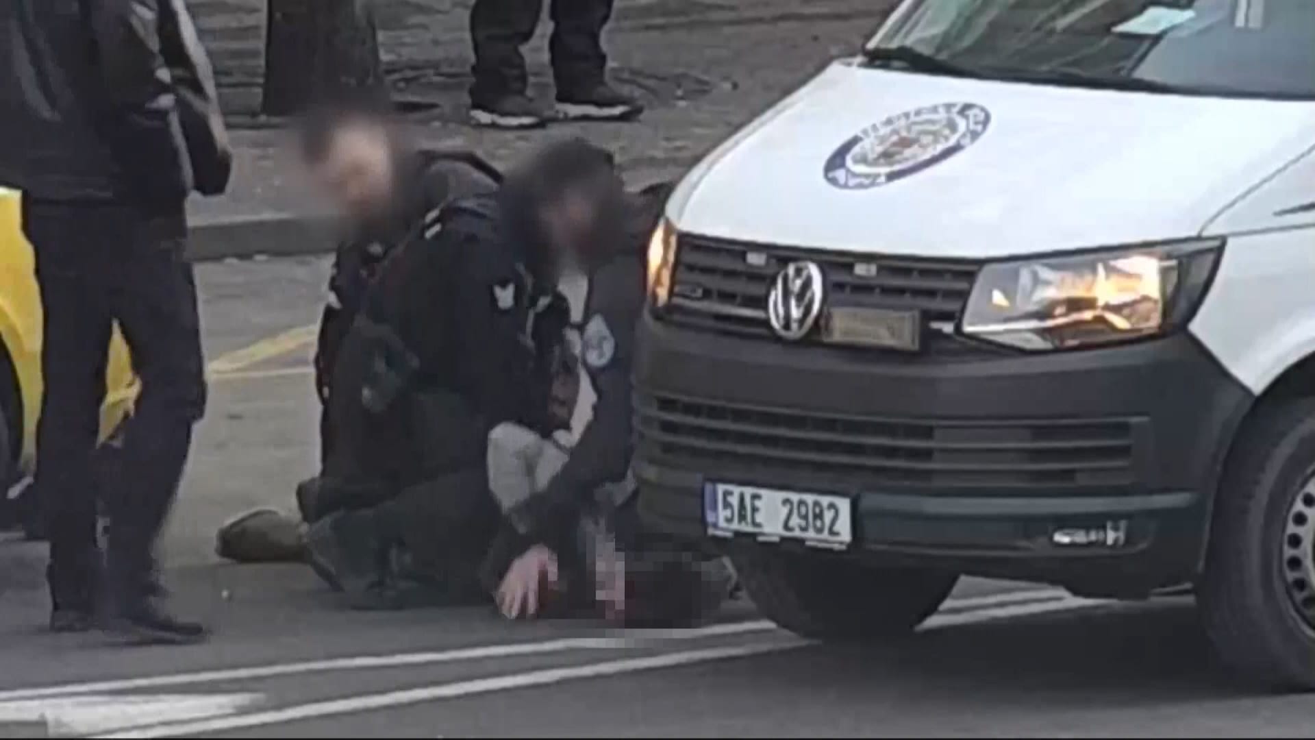 Cizinec v kovbojském klobouku ohrožoval v Praze kolemjdoucí i taxikáře.