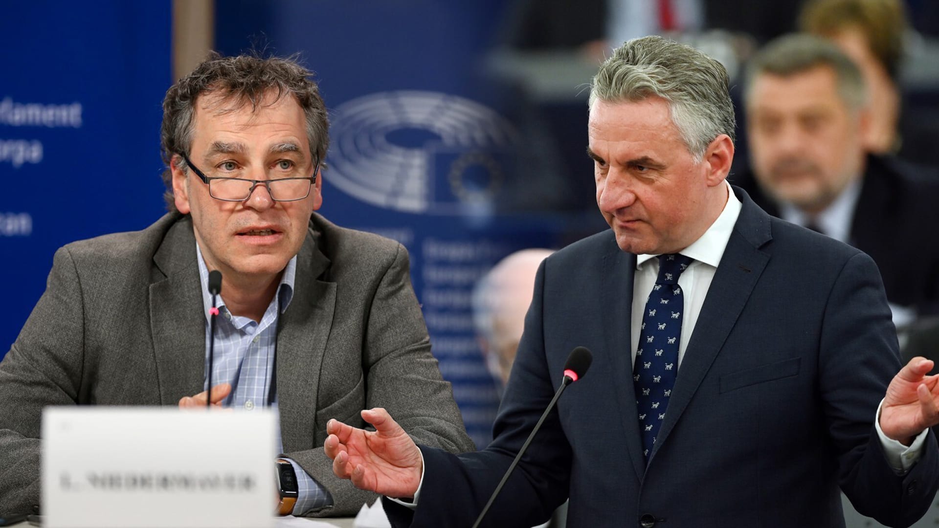Europoslanci Luděk Niedermayer (TOP 09) a Jan Zahradil (ODS) se na otázce zavedení eura neshodnou.