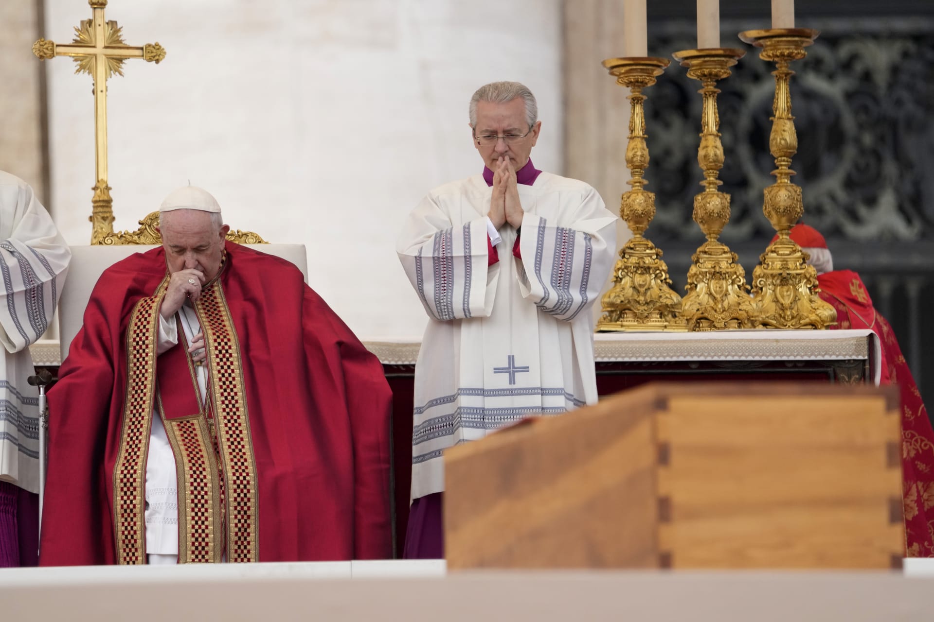 Smuteční obřad, kterému přihlížely desetitisíce věřících, vedl papež František. 