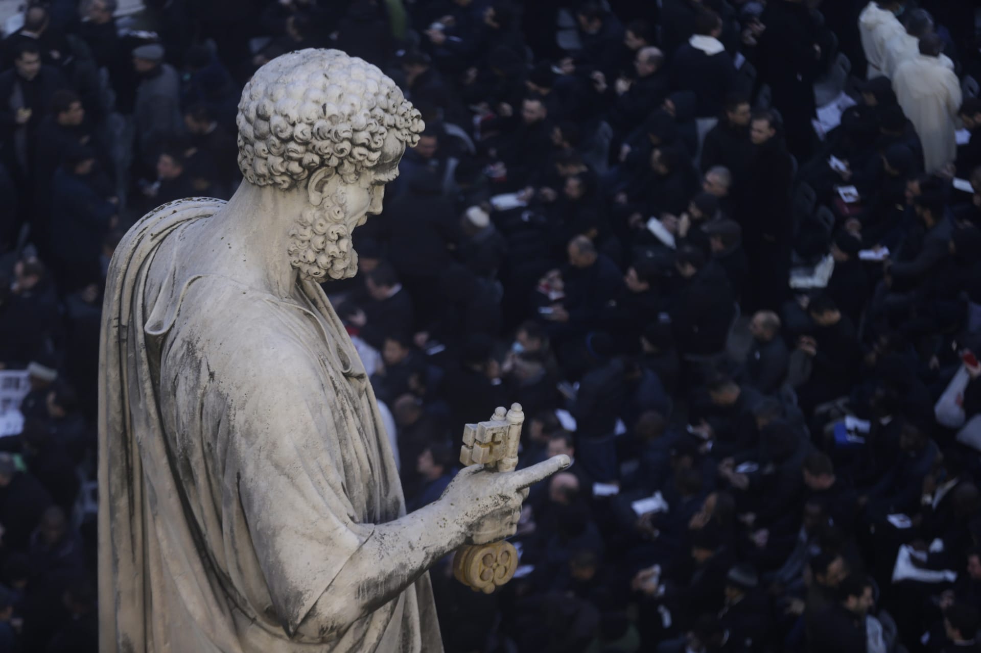 Na poslední rozloučení s bývalým papežem přišly desetitisíce lidí.