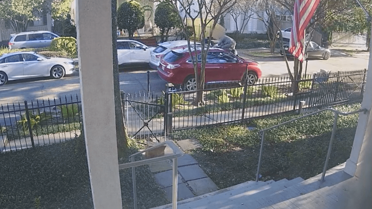 Muž v New Orleans se zlodějů nezalekl a e scéně jak z akčního filmu uchránil své auto před krádeží