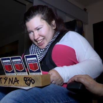Mladá Kristýna z Plzně je upoutaná na invalidní vozík, navíc přestala ve třinácti letech mluvit. Nyní sní o speciálním tabletu, který by ovládala očima.