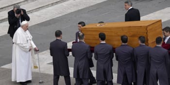 Poslední rozloučení s bývalým papežem Benediktem XVI. Rakev s jeho ostatky je v hrobce