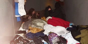 Bezdomovci pojali charitu po svém. V kontejneru na darované oblečení se doslova zahrabali