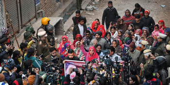 Otřesná smrt mladé indické dívky. Auto ji vláčelo dvanáct kilometrů ulicemi Dillí