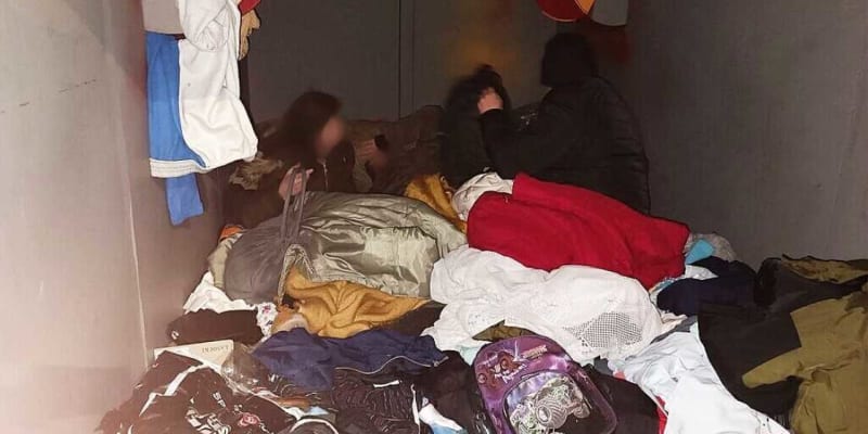 Z kontejneru charity si udělalo příbytek několik bezdomovců.