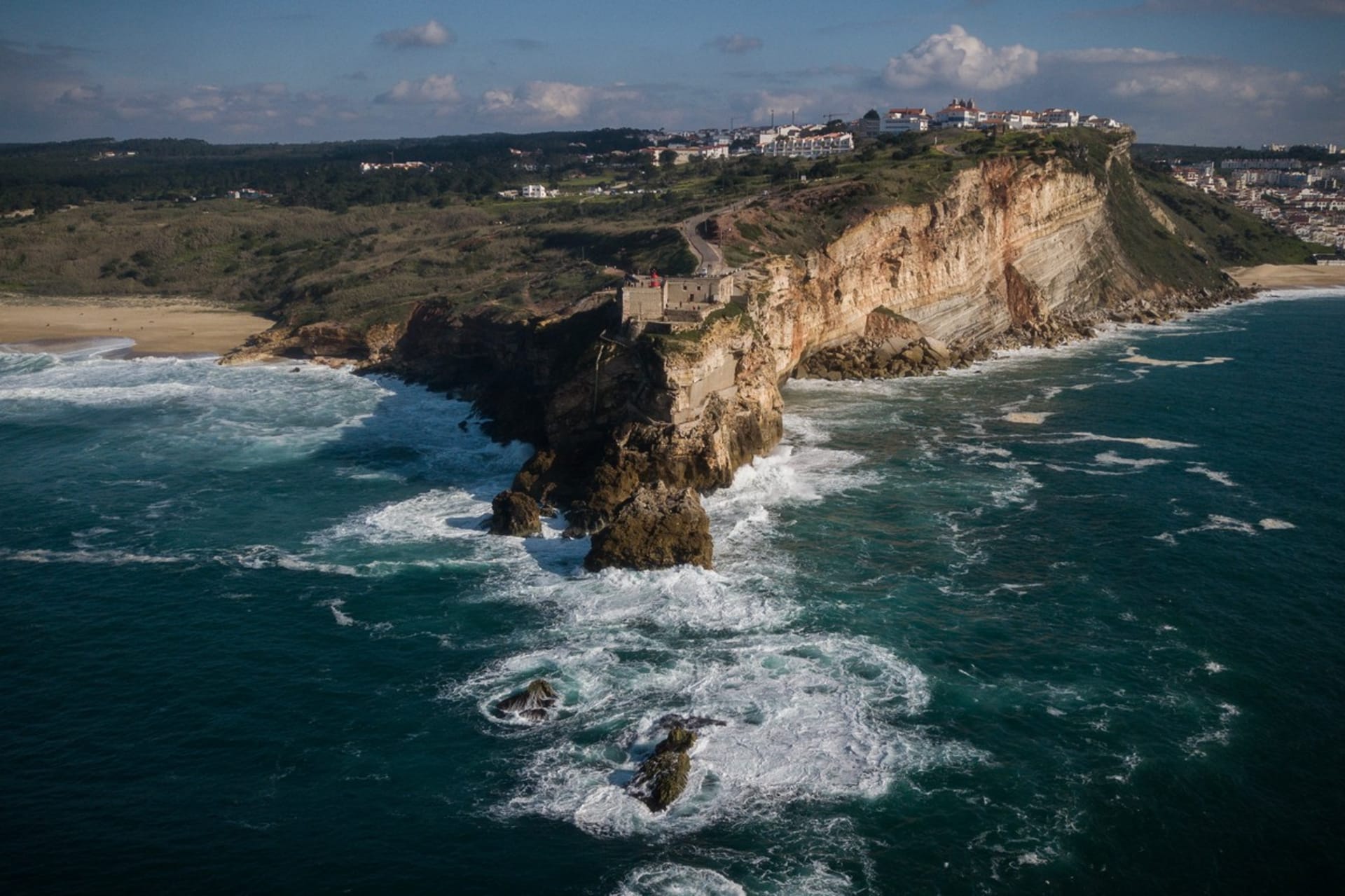 Portugalské Nazaré se pyšní jedněmi z největších vln na světě. 