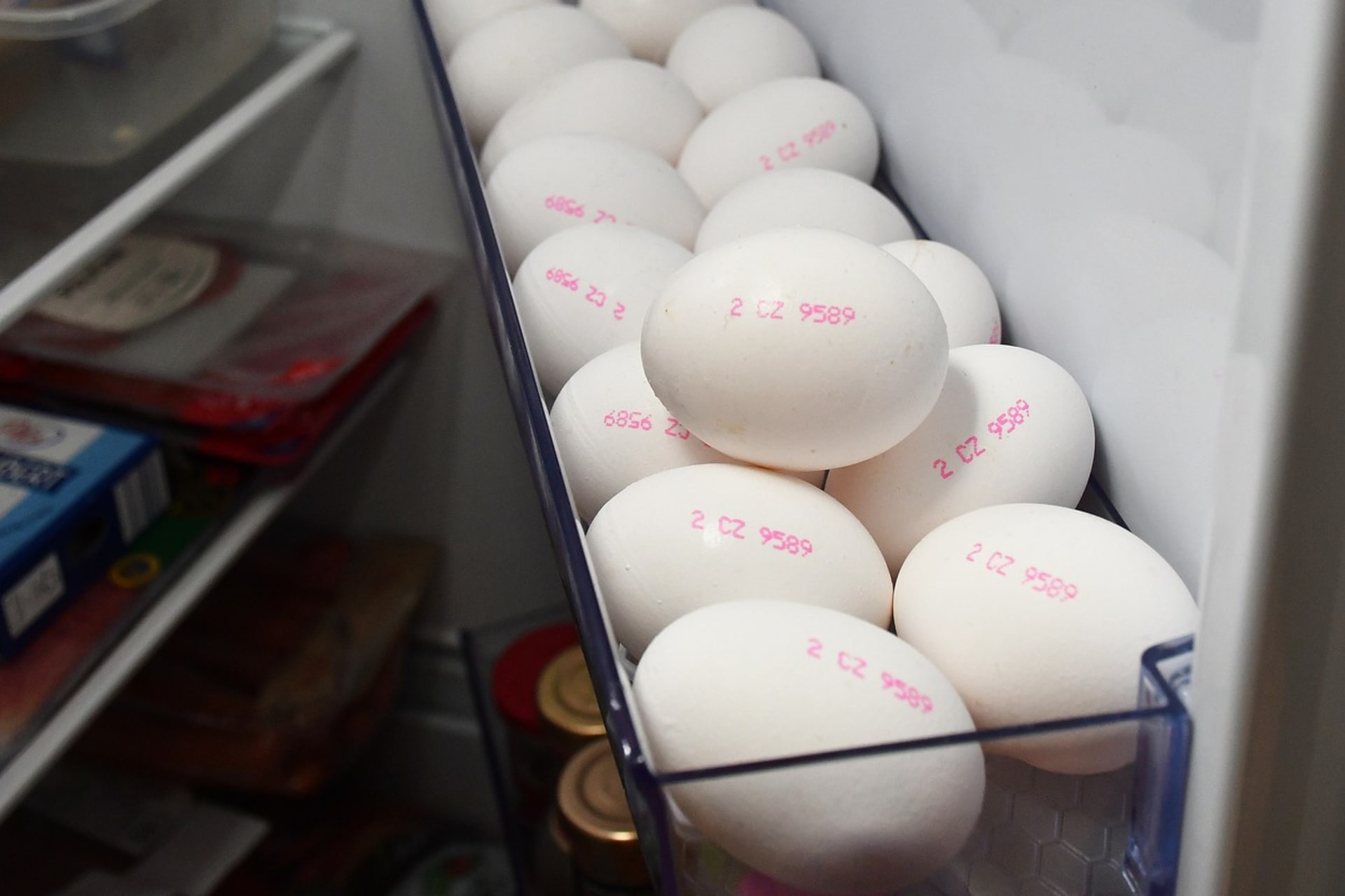 Češi se musí připravit na další zdražování vajec. Důvodem je ptačí chřipka, která nutí veterináře vybíjet i velké chovy. Vejce přitom zdražují neustále už od začátku loňského roku. 