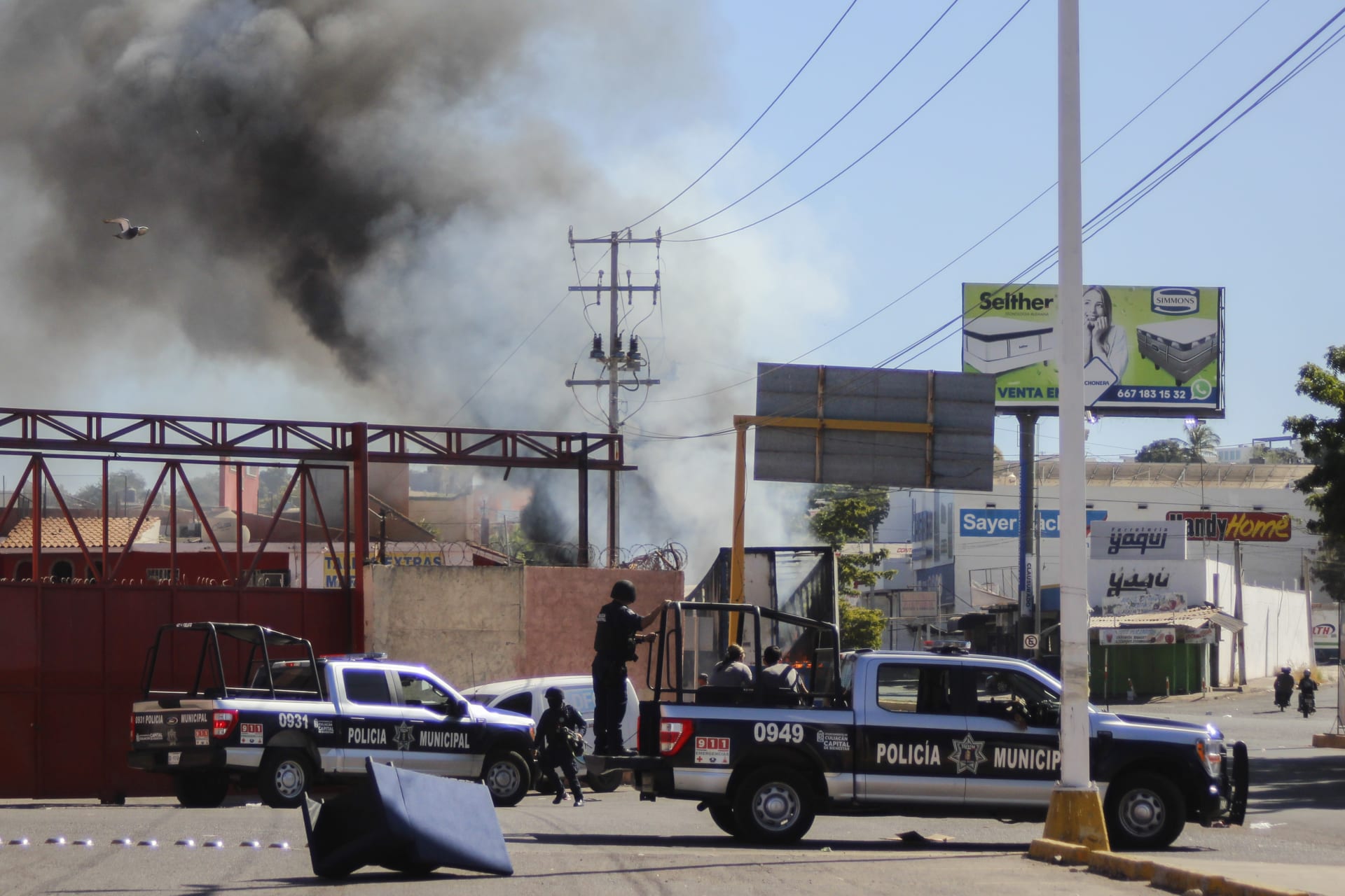 Mexický drogový gang paralyzoval město Culiacán kvůli zatčení jeho šéfa Ovidia Guzmána.