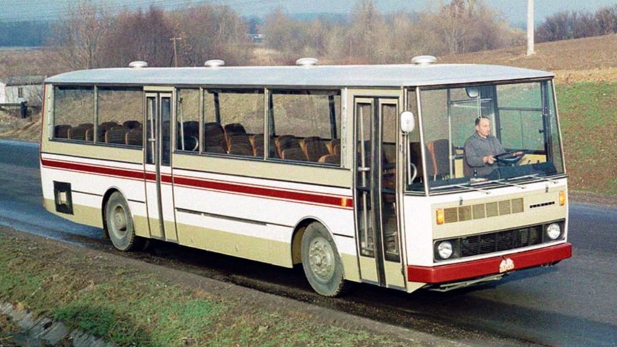 Karosa řady 700 nahradila dřívější zaoblený typ Š11.