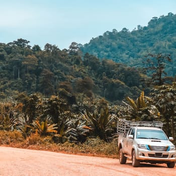Auto v tropické džungli v Thajsku