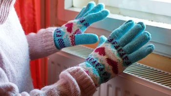 Praktické tipy, jak ušetřit za teplo. Nemusíte vypínat radiátor, ani se klepat zimou!